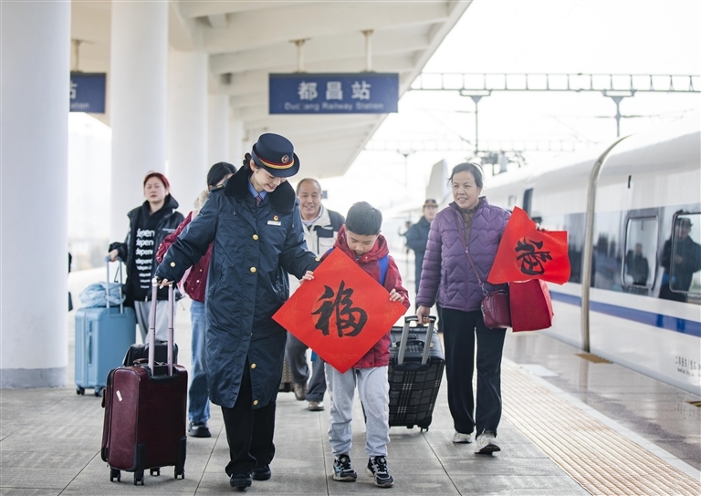2月2日，在都昌火车站，客运员帮助旅客出站。特约通讯员 傅建斌摄