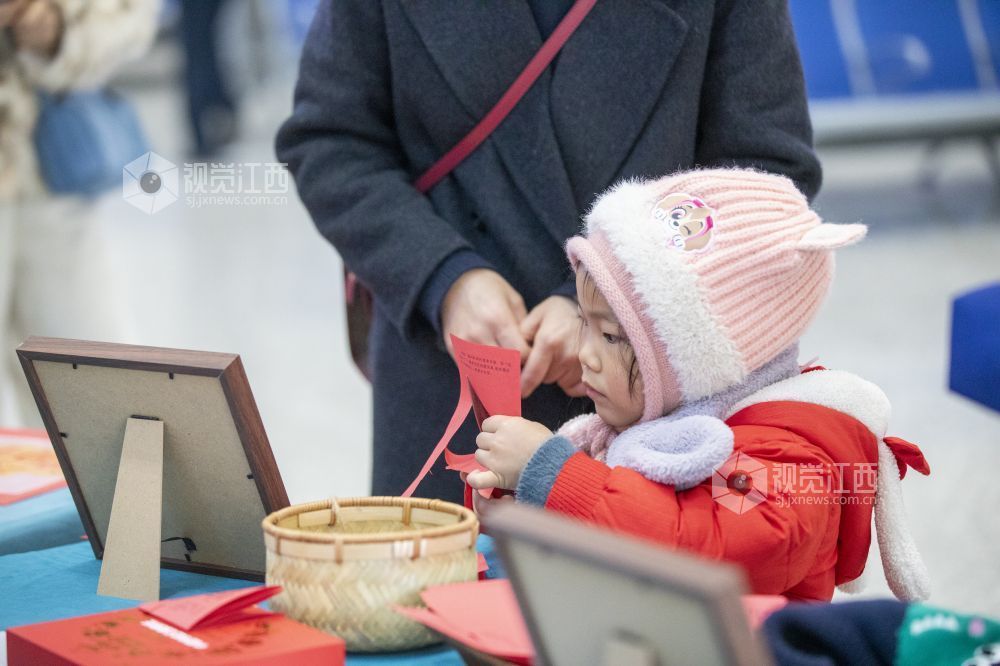 江西赣州：万福迎春暖归途 传统文化润旅途