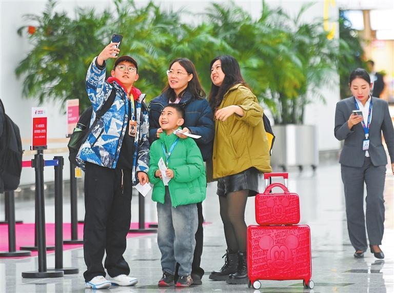 候机大厅里，一家人开心自拍，将新春出行的美好瞬间定格。