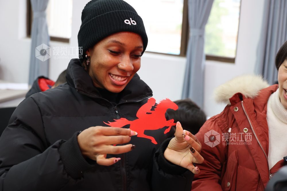 江西新余：国际友人体验非遗剪纸（图）