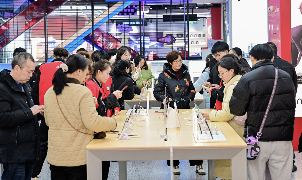 2026年“新国补”落地，消费者在重庆京东MALL选购手机。（受访者供图）