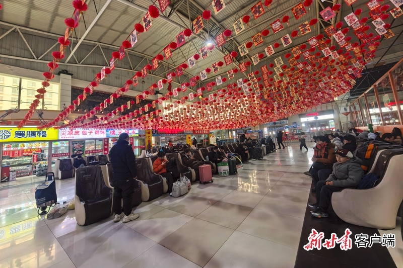 兰州客运中心站候车厅　组图片：新甘肃&middot;甘肃日报记者　刘健　摄