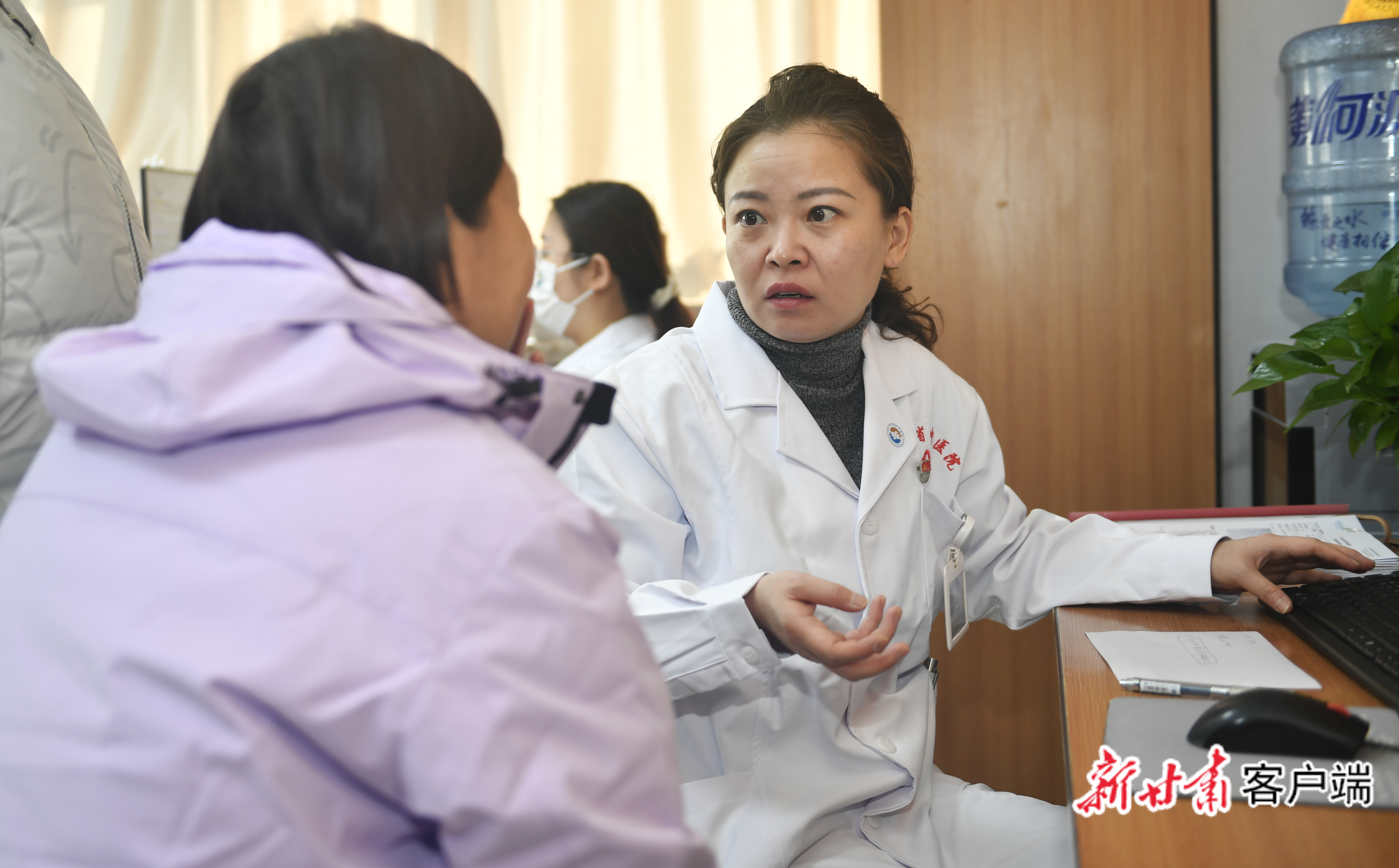 申小惠与患者交流