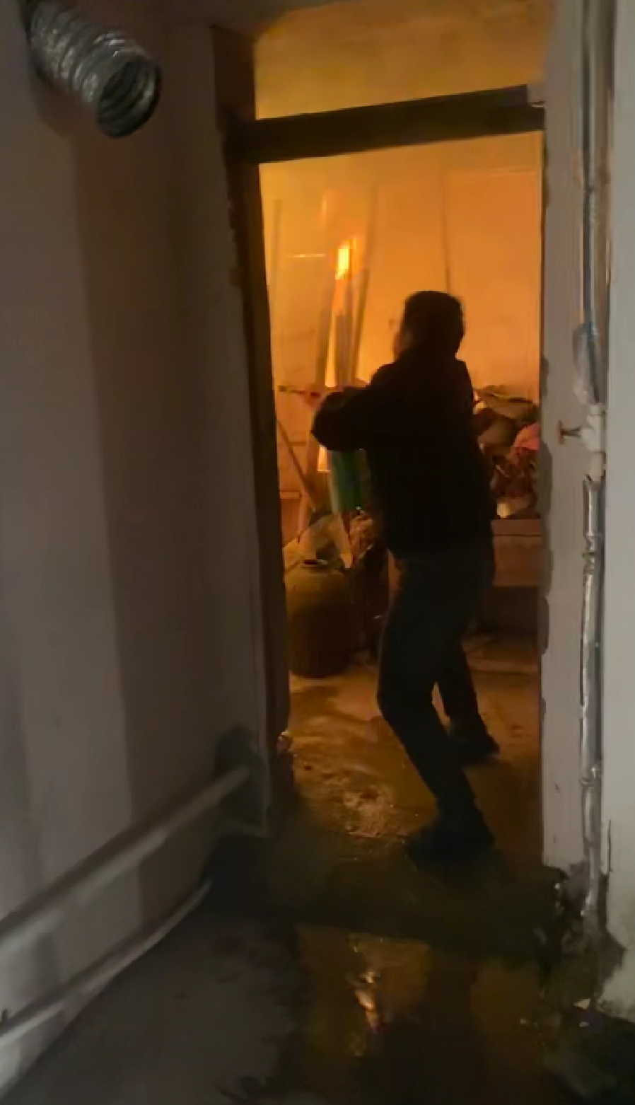 孟双在群众家中灭火 视频截图