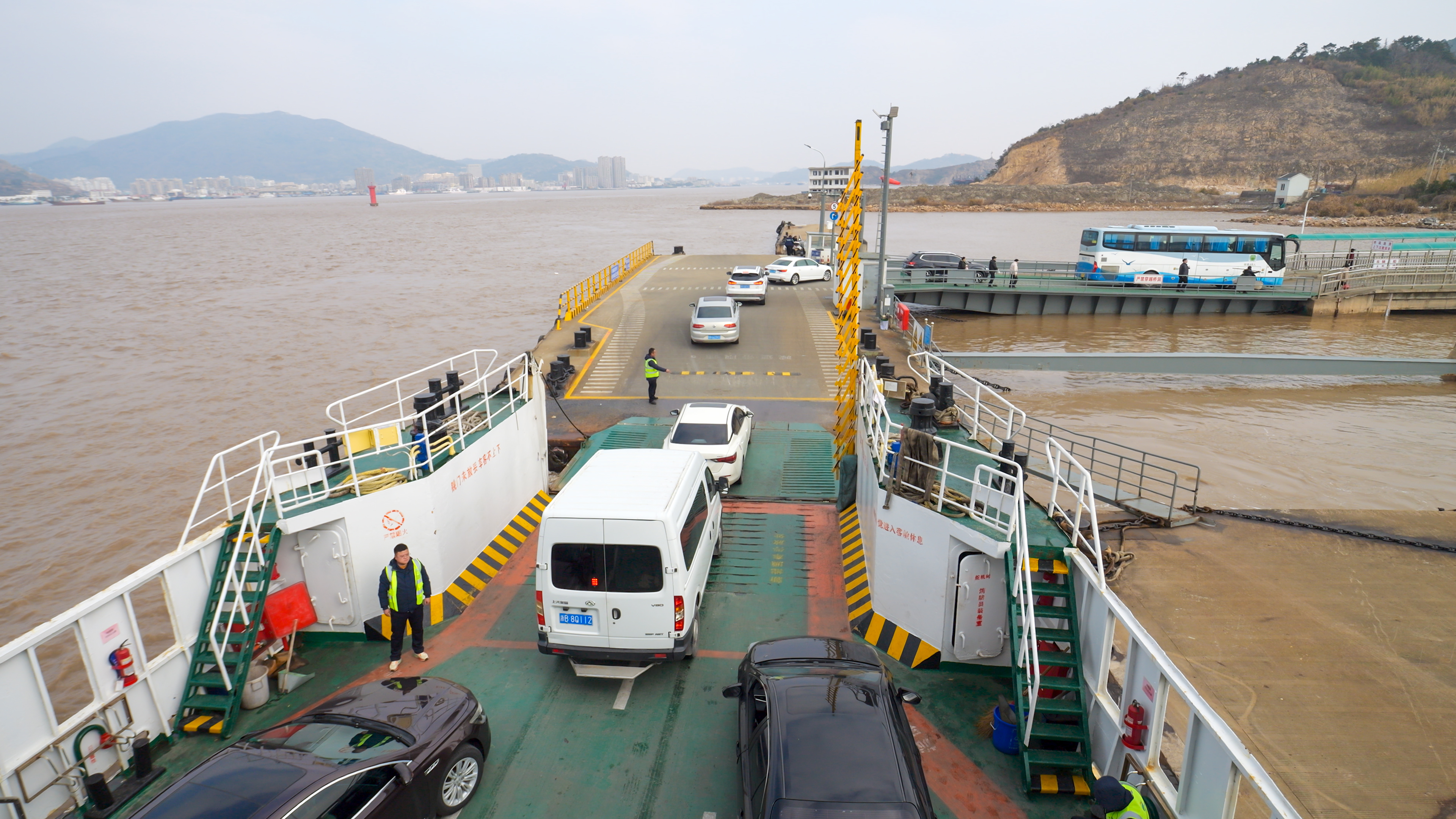 全程直播！水上春运首日：0.9海里的“海上班车”满载年味与守护