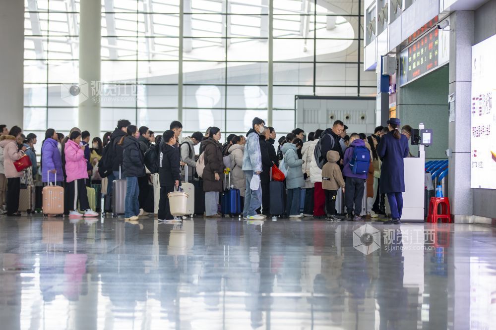 江西赣州:春运大幕拉开 南铁赣州车务段加开旅客列车82对(图)