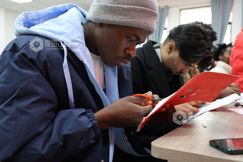江西新余：国际友人体验非遗剪纸（图）