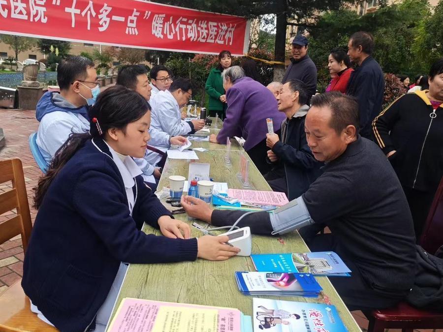 曹瑞瑞（左一）和同事们在村子里义诊　新华社发