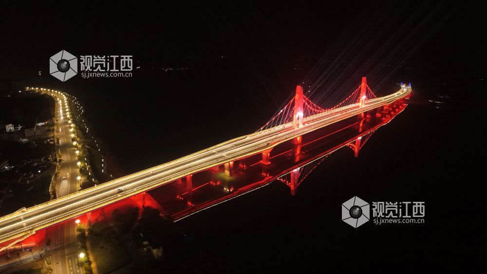 2月3日晚，江西省吉安市泰和县澄江大桥夜景璀璨夺目，成为城市新名片。