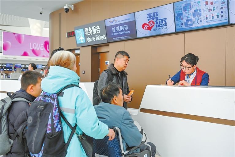 工作人员在服务台耐心为旅客办理手续