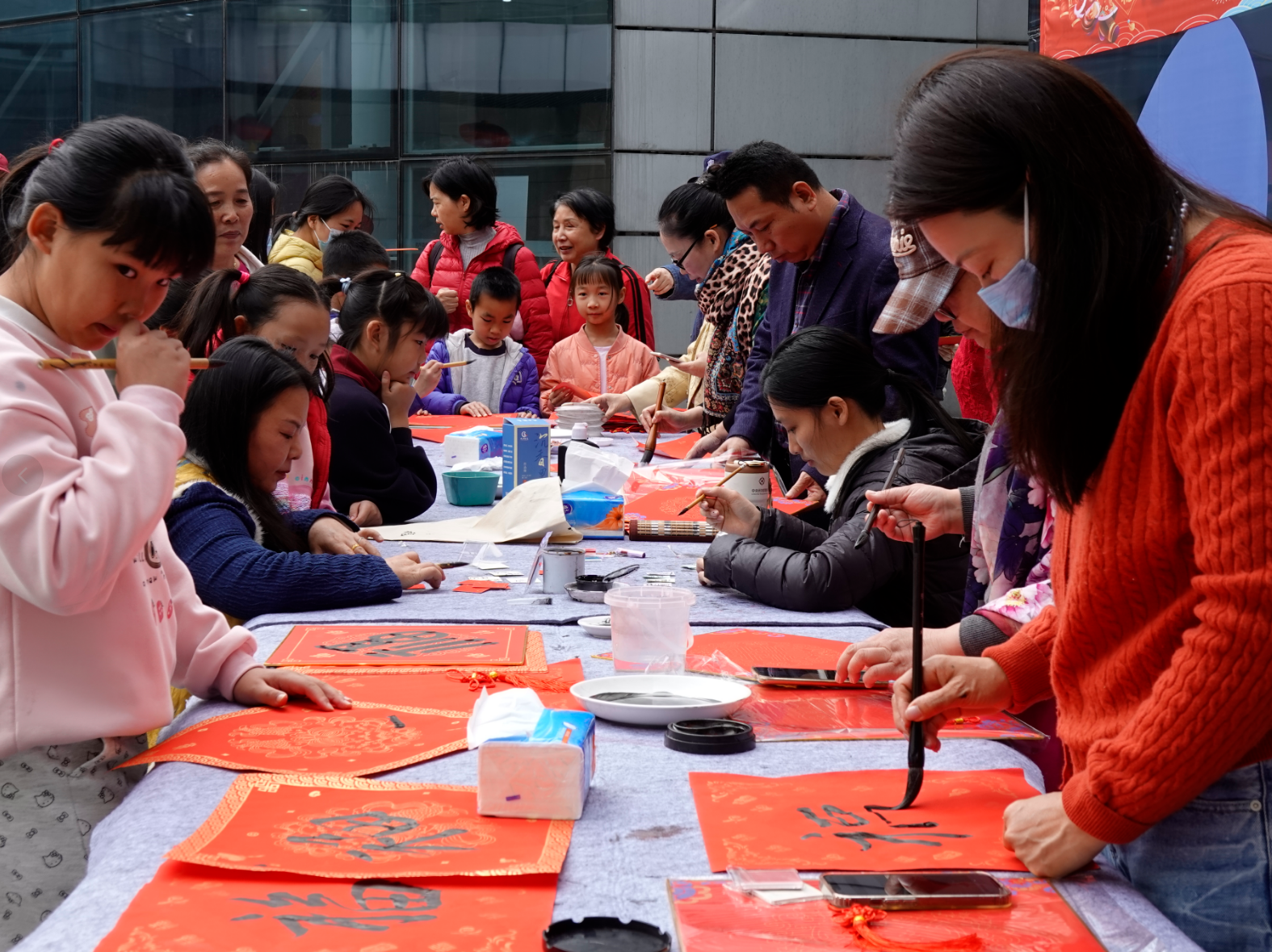 从“旁观者”到“执笔人”：光明区文化馆书画队福字传递温暖