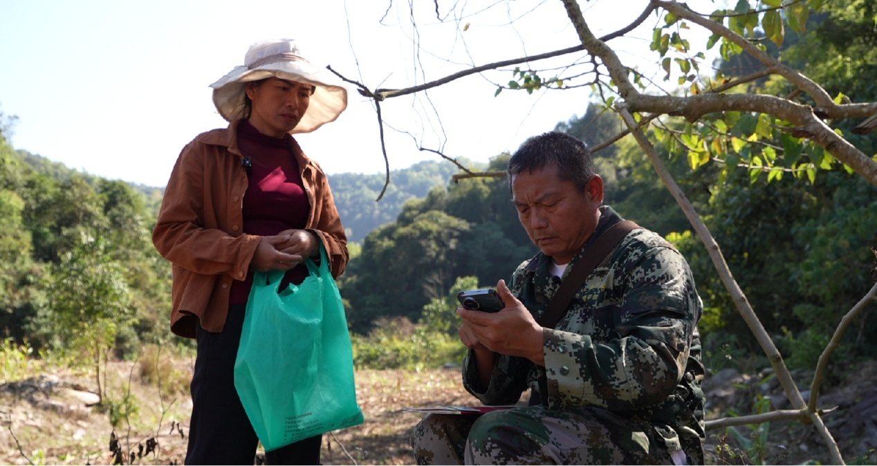 刁发兴来到受损农户家进行勘察理赔