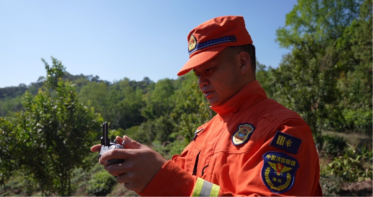 普洱消防救援机动支队消防员郭元丰升起无人机