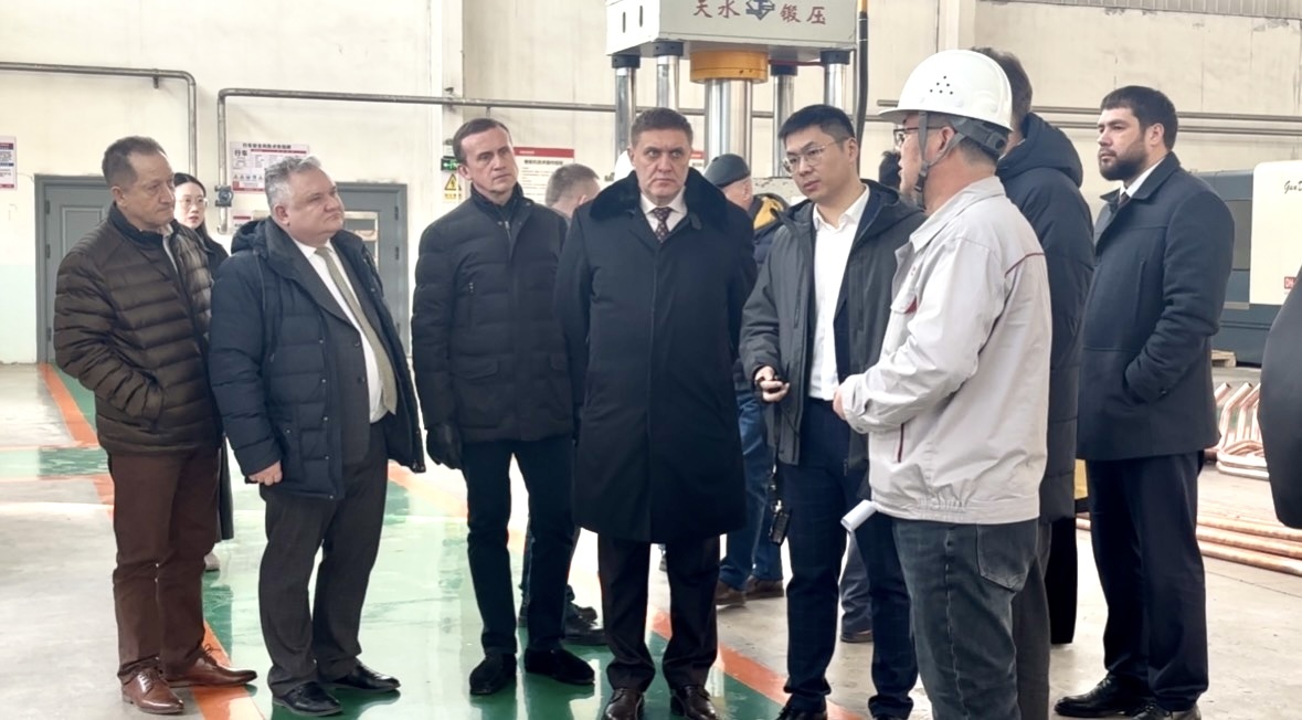 ▲考察团来到兰州大宏工程设备有限公司