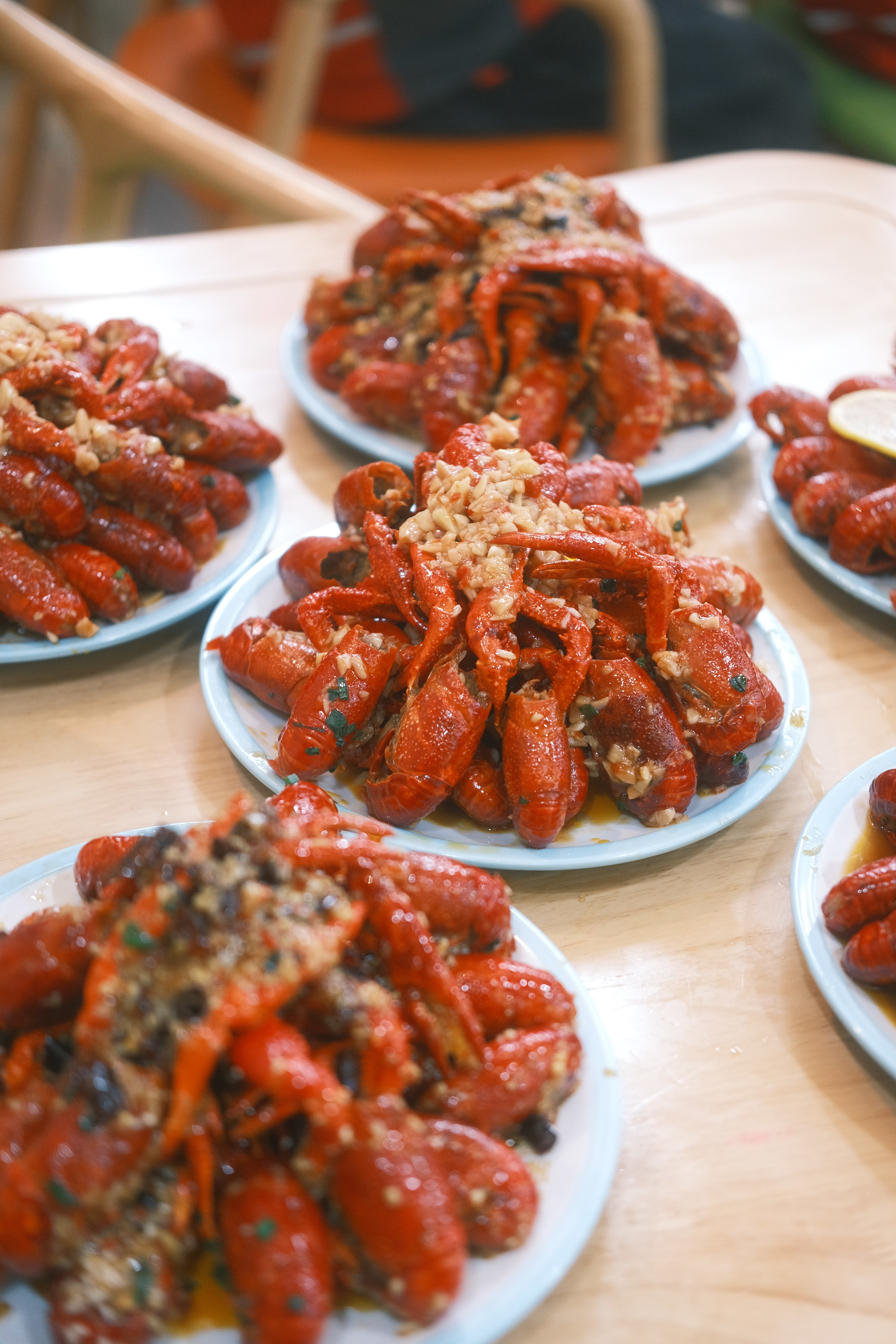 从田间到心间：潜江龙虾温暖城市服务者寒冬