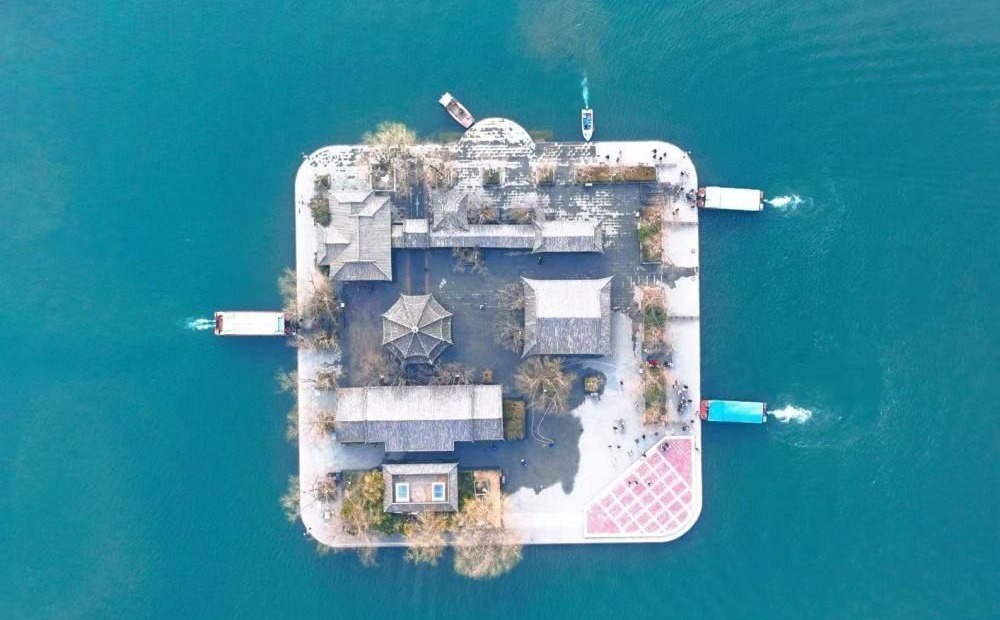 济南大明湖暖意浓浓如画卷 