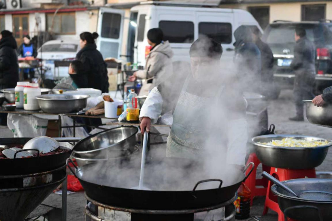 秦皇岛北戴河新区：“年猪宴”飘香四溢 传统年味暖入人心