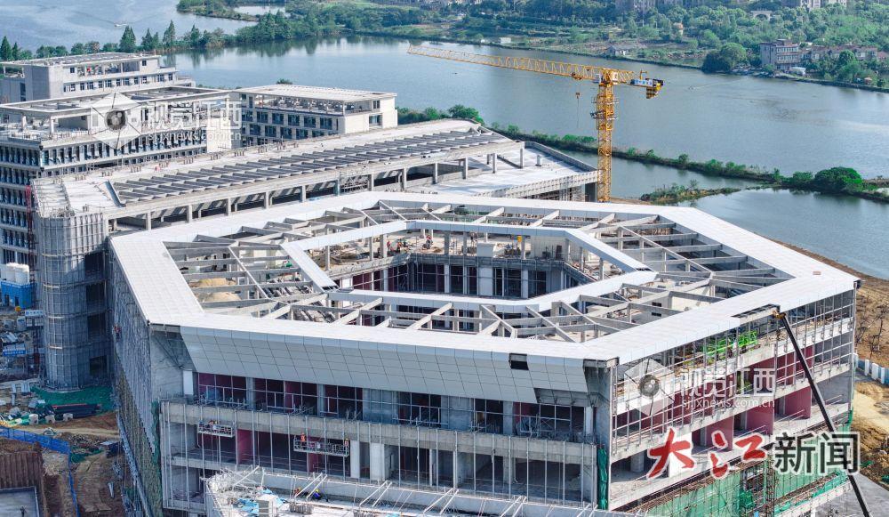 施工人员在南昌瑶湖科学岛外墙吊篮上进行幕墙施工(杨莹 摄)