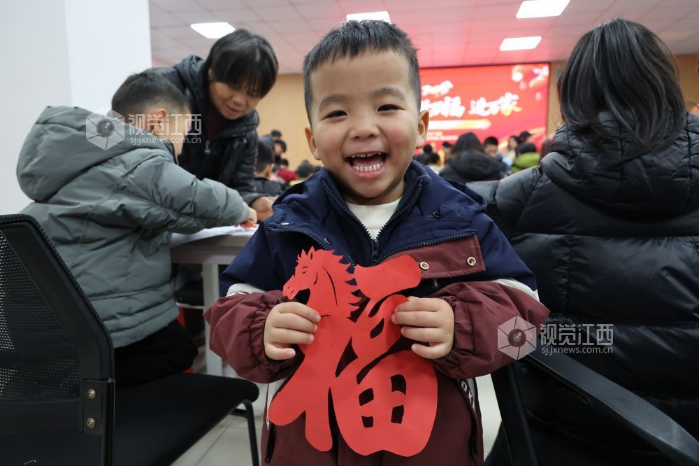 江西新余：非遗剪纸 乐享寒假（图）