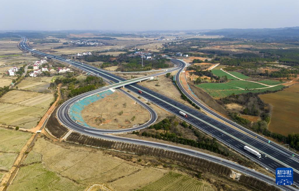 1月31日拍摄的江西樟树至吉安高速公路（无人机照片）。