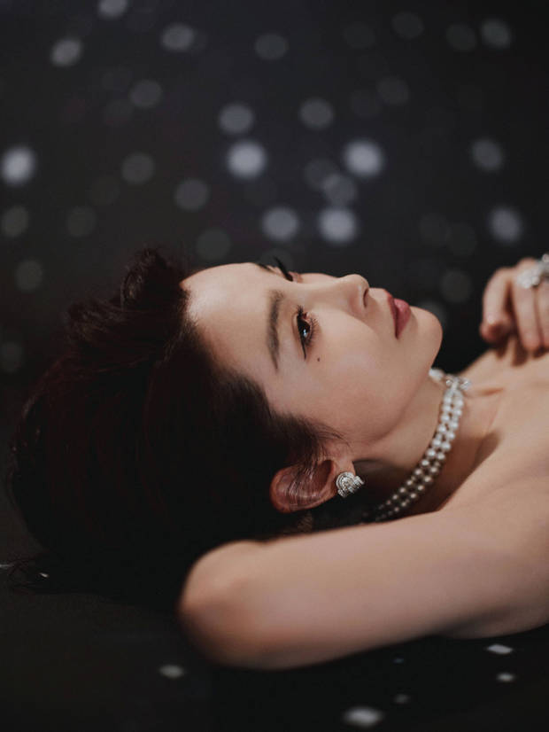 搜狐娱乐讯 近日，李冰冰释出梦幻风写真，穿黑丝绒露背裙衬得优雅大气，高贵梦幻。