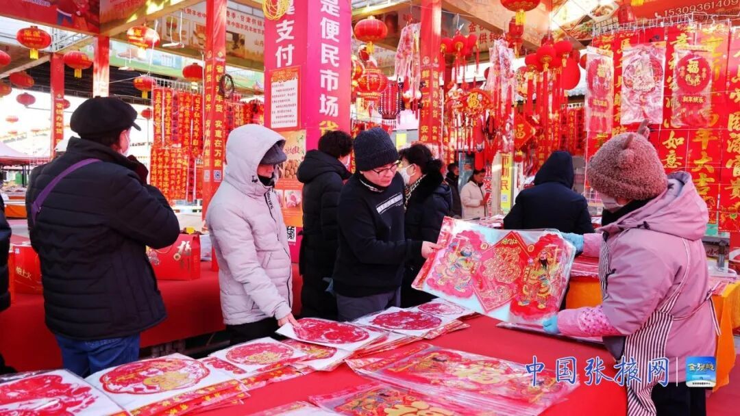 市民在万家便民市场选购春联