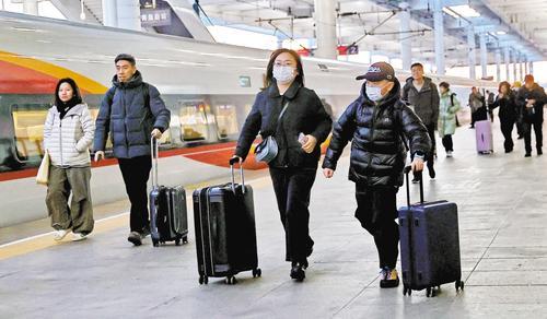 2月2日，旅客在秦皇岛火车站有序候车、登车。当日，2026年春运正式启动，全国铁路迎来客流高峰。据悉，今年春运将持续至3月13日，共计40天。 本报记者 赵杰摄