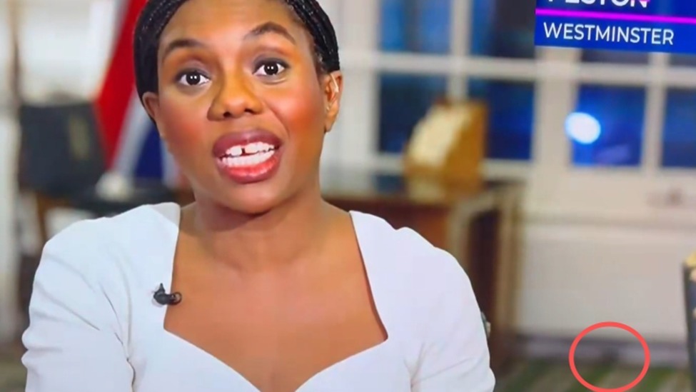 英国保守党领袖采访被抢镜，拉里猫火速甩锅：这不归我管