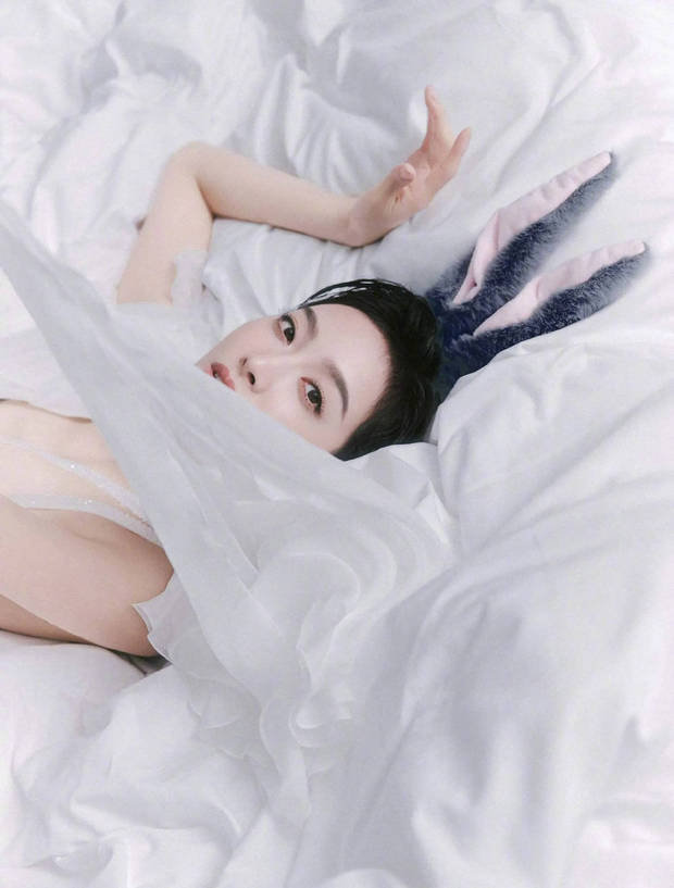 宋茜躺卧遮面，气质慵懒。