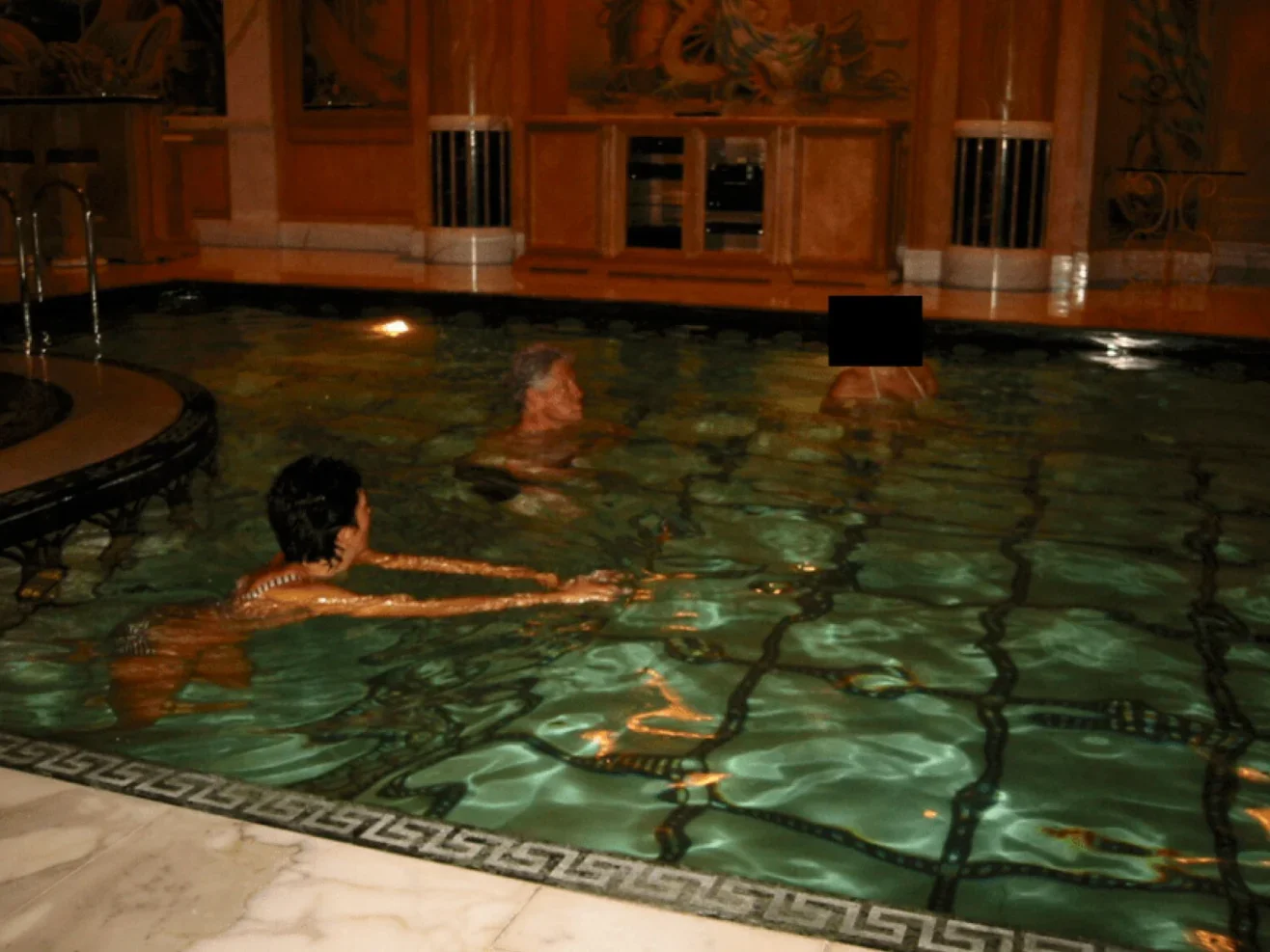 美媒：新一批文件公开，难解爱泼斯坦之谜，也难抚受害者之痛