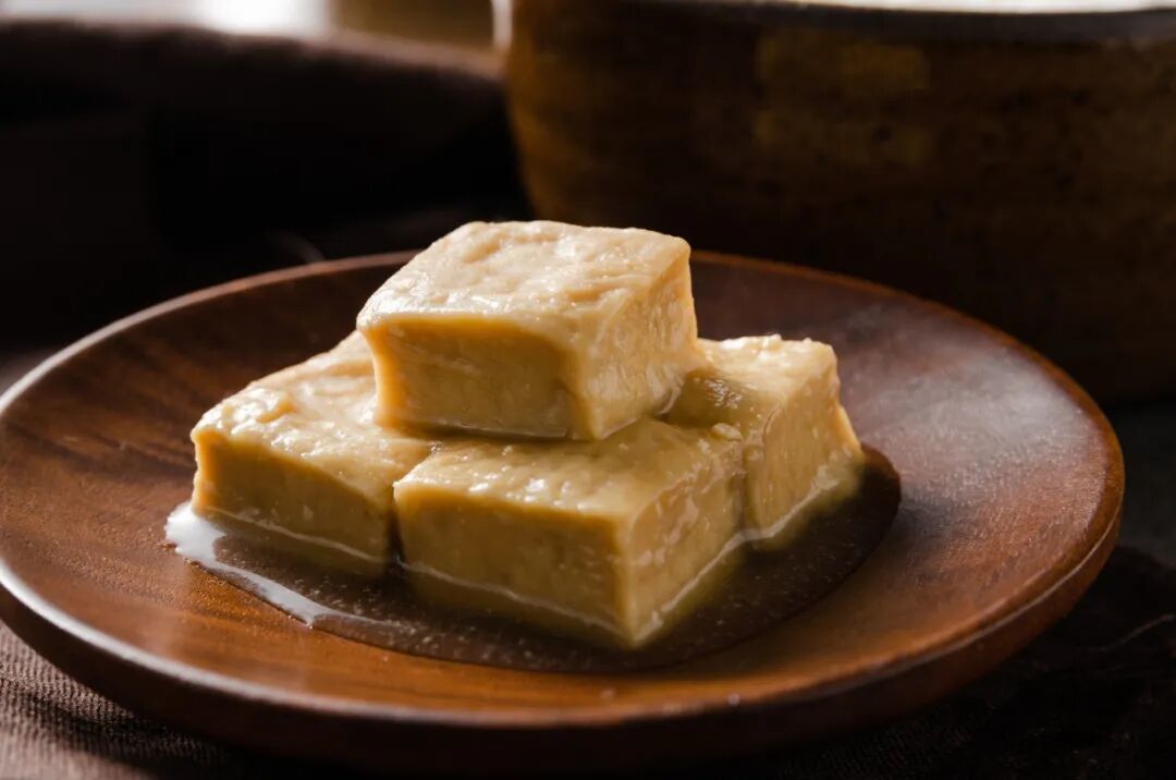 △ 广东白腐乳颜色清浅，口感细腻滑糯