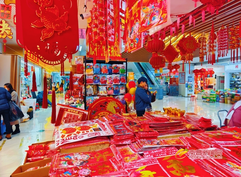 春节喜庆氛围渐浓 南昌市民备年货（图）