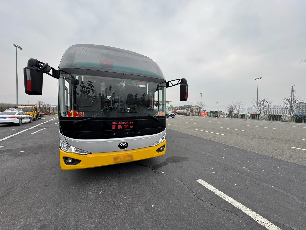 奉化高速口查处一起外省包车违规揽客行为