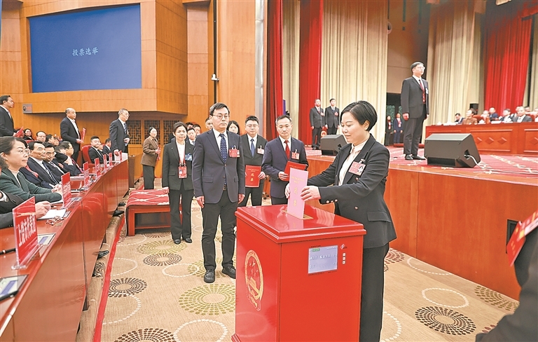 投下神圣一票。江西日报全媒体首席记者 海 波摄