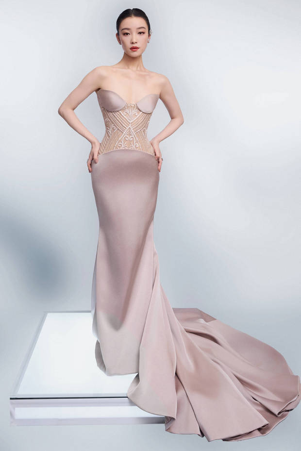 搜狐娱乐讯 近日，一组倪妮穿裸色修身长裙的美照曝光。