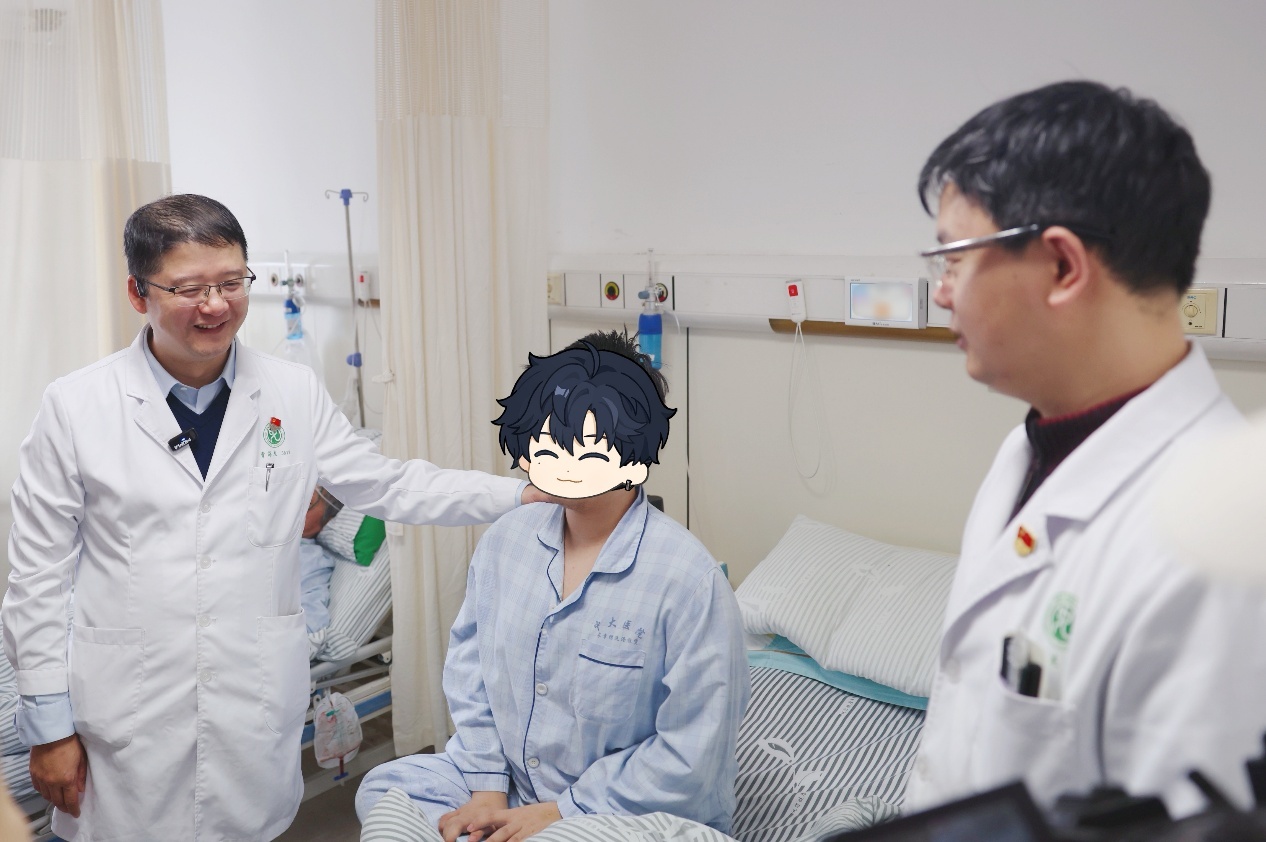 出院前，曹海龙主任带领靖胜杰主治医师查看患者术后恢复情况。王倩摄