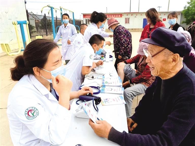 皋兰县人民医院义诊团队在黑石镇白坡村进行义诊