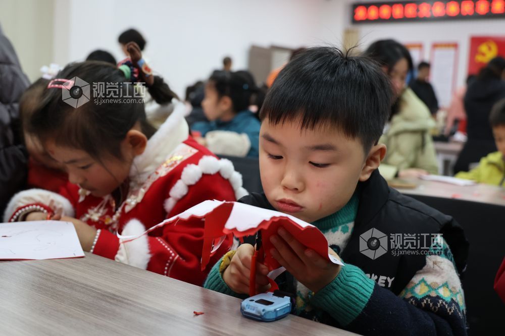 江西新余：非遗剪纸 乐享寒假（图）