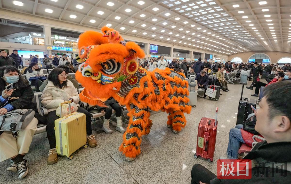 在候车厅舞狮子，祝福旅客新年幸福