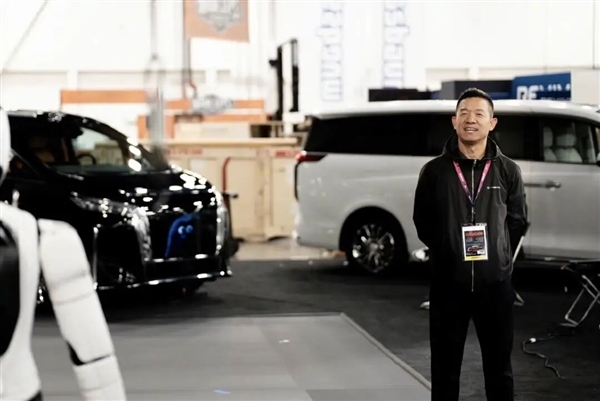 贾跃亭“造人”上热搜 机器人1.7万开卖 已拿下1211台订单