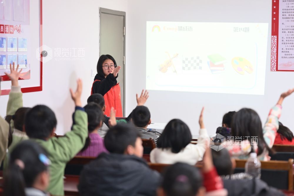 2026年2月4日，在江西省吉安市吉州区曲濑镇长明村支教点，孩子们积极举手回答支教老师的问题。