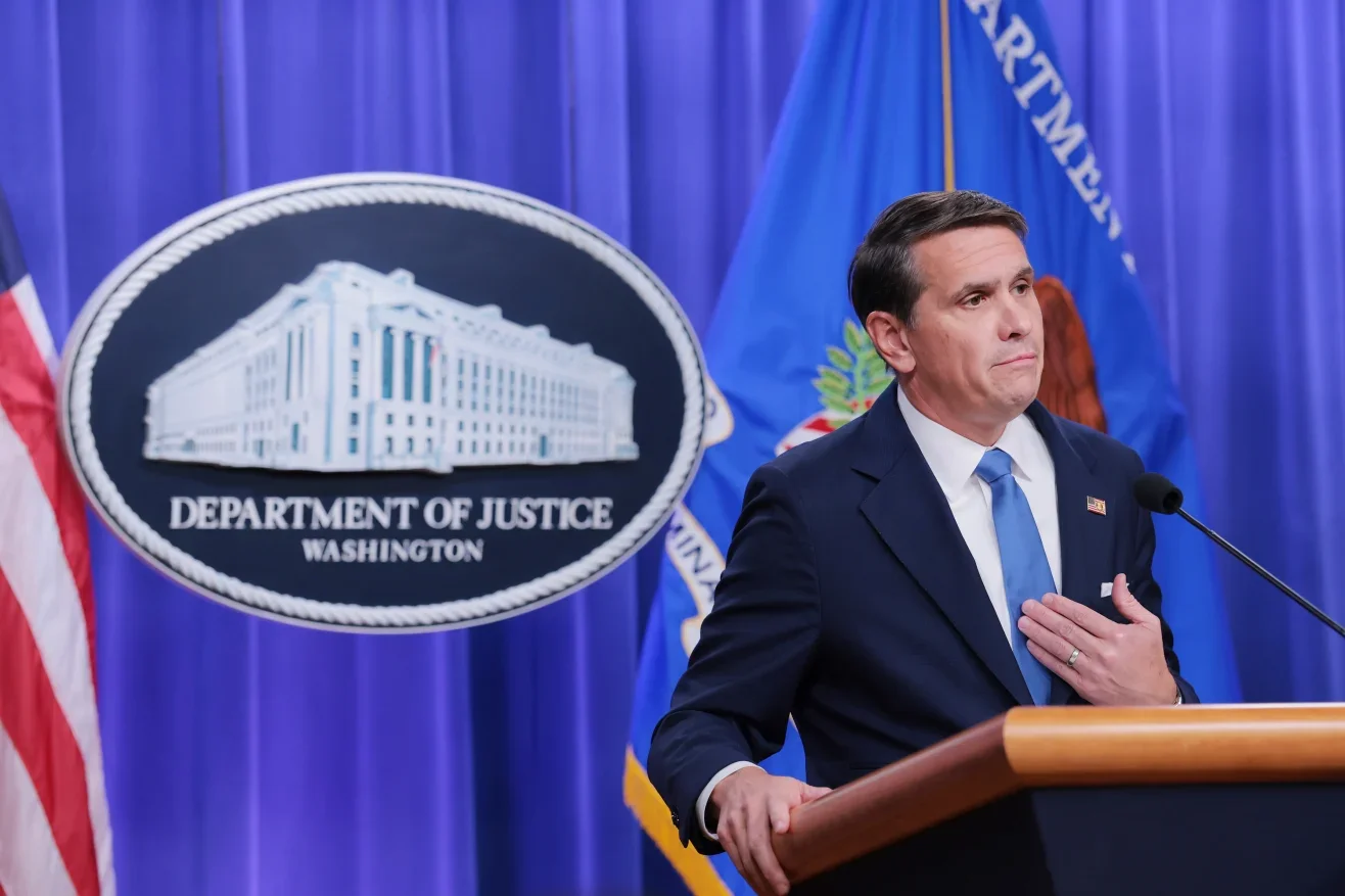 美媒：新一批文件公开，难解爱泼斯坦之谜，也难抚受害者之痛