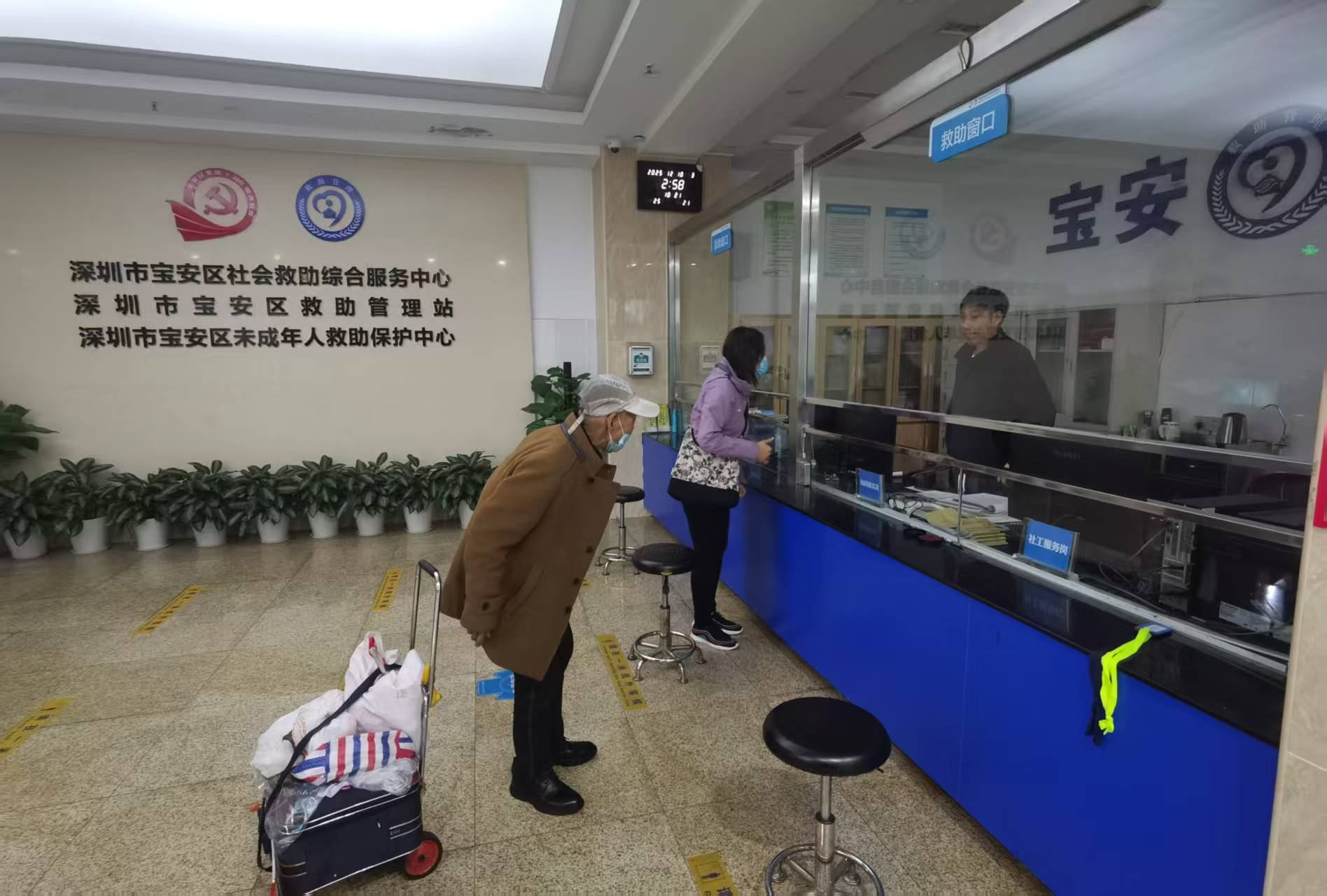 西乡街道社区寒夜紧急救助 护送聋哑长者入站