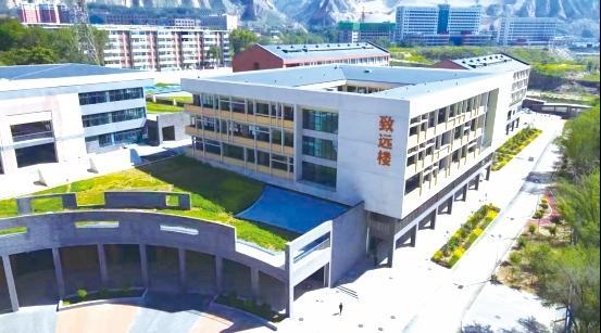 去年投运的红古一中新建项目　周言文　摄