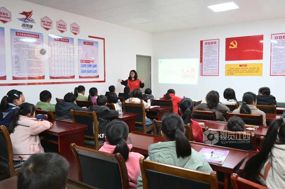 2026年2月4日，在江西省吉安市吉州区曲濑镇长明村，“返家乡”大学生“吉聚青优”支教队的志愿者带领孩子们开展安全自护教育课程。