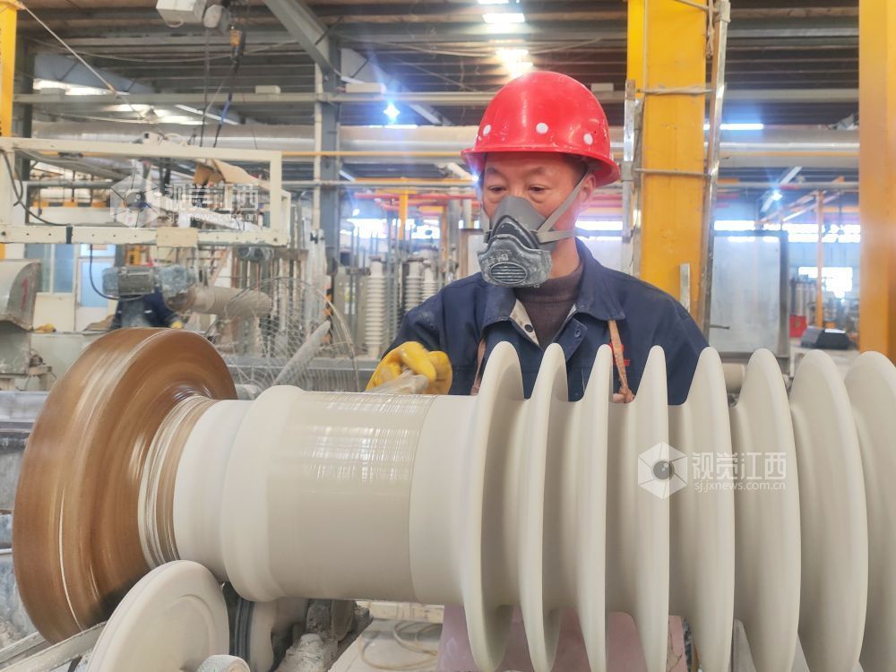 2026年2月3日，江西省萍乡市芦溪县中材江西电瓷电气有限公司，工人们正在全力赶制订单，以饱满干劲保障节前交付，力争实现一季度“开门红”。