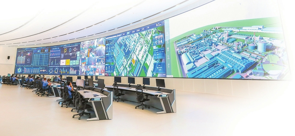 近年来，晋钢控股集团倾力打造智能管控中心，集成生产任务、库存管理、视频监控、环保监测、高炉运行等核心功能，直观呈现生产关键指标、物资动态、现场作业、环保治理及高炉工况等实时数据，实现生产全环节、全域化智能监控。张杨摄