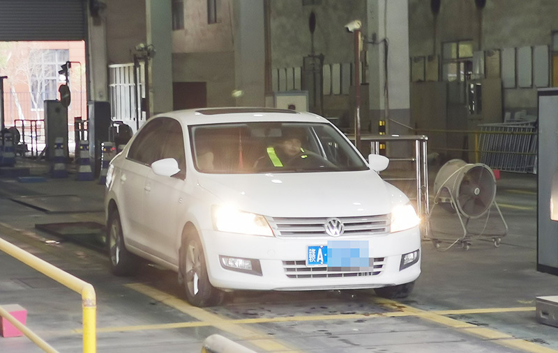 ▲在南昌一家机动车检测站内，车辆正在进行年检。