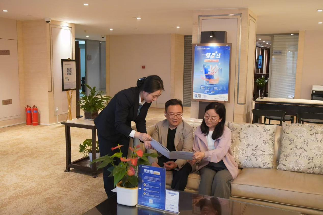 小微企业主在民生银行西安分行民营企业服务中心了解信贷产品