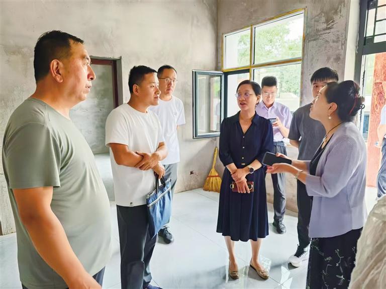 市人大常委会组建的民生实事专项监督工作组对村卫生室标准化建设情况开展督查调研　资料照片